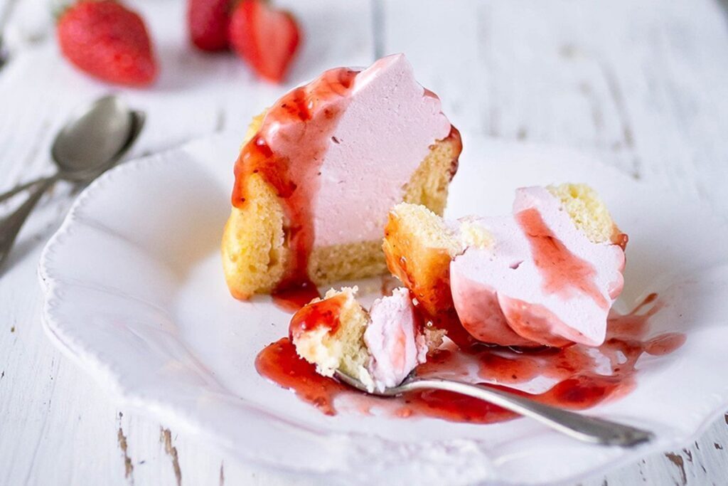 Erdbeer-Cake-Cups mit Cheesecake-Füllung und schneller Erdbeersoße