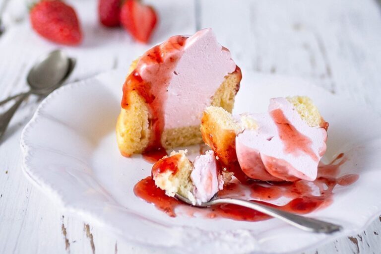 Erdbeer-Cake-Cups mit Cheesecake-Füllung und schneller Erdbeersoße