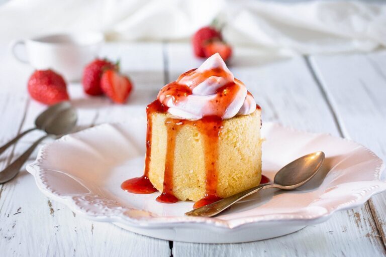 Erdbeer-Cake-Cups mit Cheesecake-Füllung und schneller Erdbeersoße