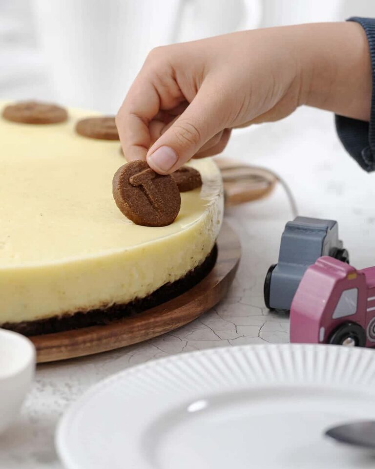 Vanillepuddingkuchen mit knusprigem Schokokeksboden