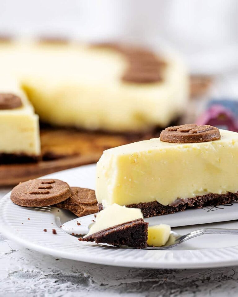 Vanillepuddingkuchen mit knusprigem Schokokeksboden