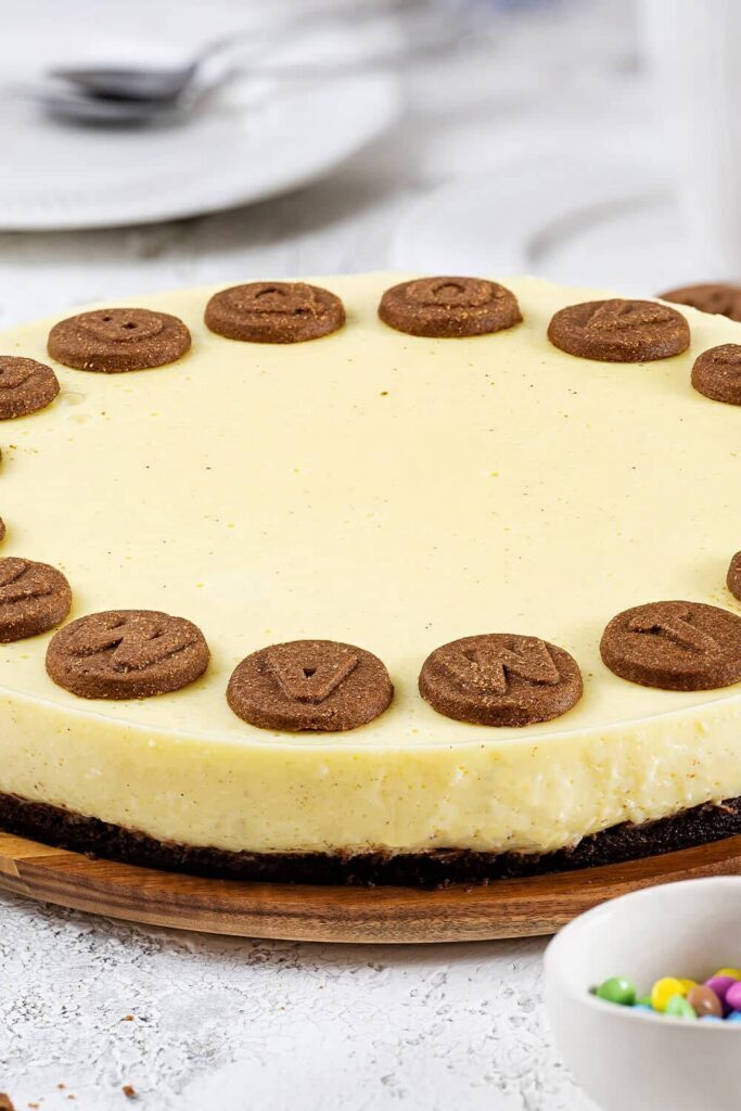 Vanillepuddingkuchen mit knusprigem Schokokeksboden