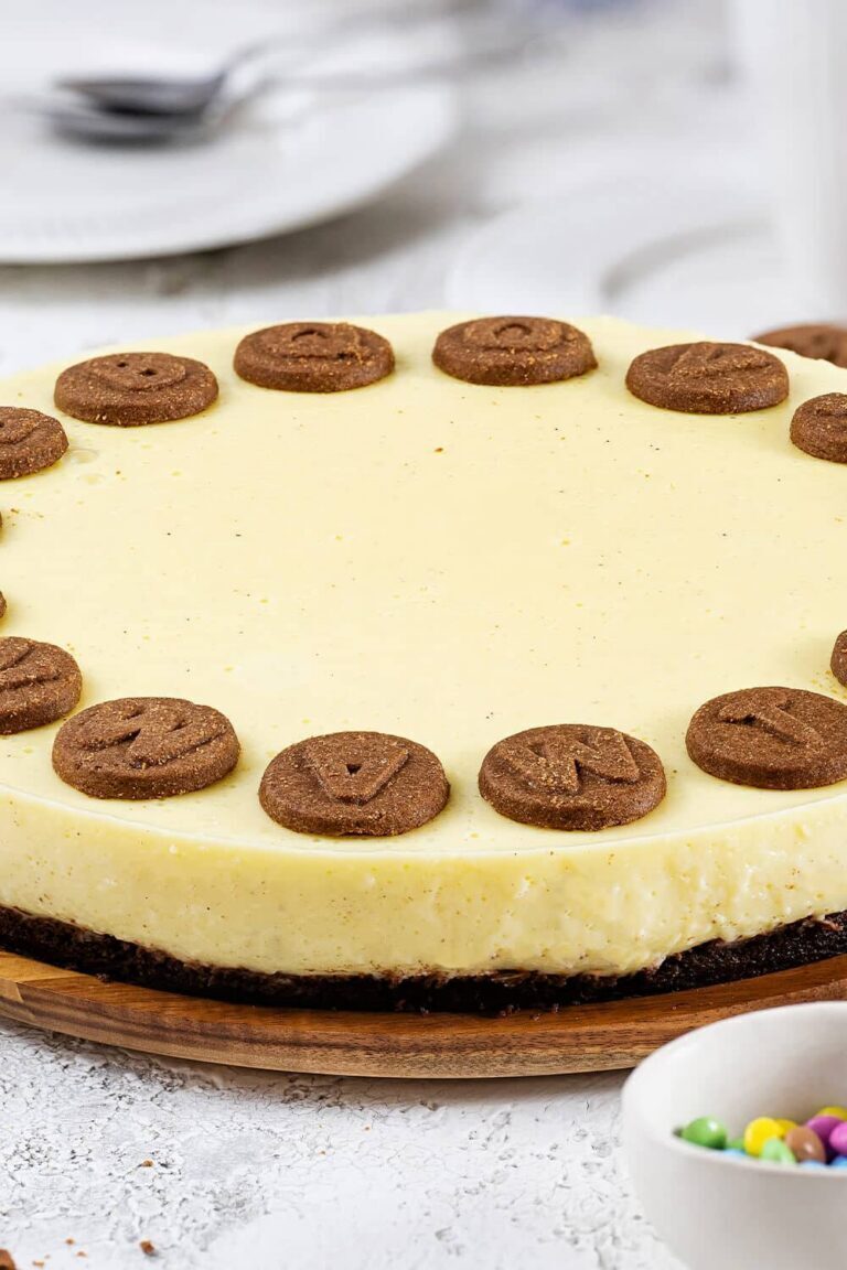 Vanillepuddingkuchen mit knusprigem Schokokeksboden