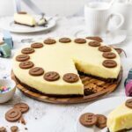 Vanillepuddingkuchen mit knusprigem Schokokeksboden
